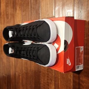 Nike Women's Court Legacy Mid Canvas Sneaker Black & White.  Size 7  NEW IN BOX